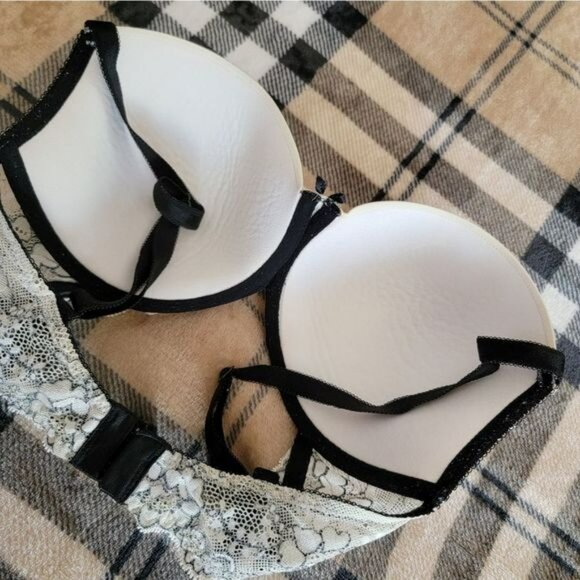 Victoria Secret Bra - Picture 5 of 6